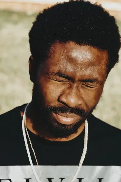 Un homme fermant ses yeux, éblouis par le soleil